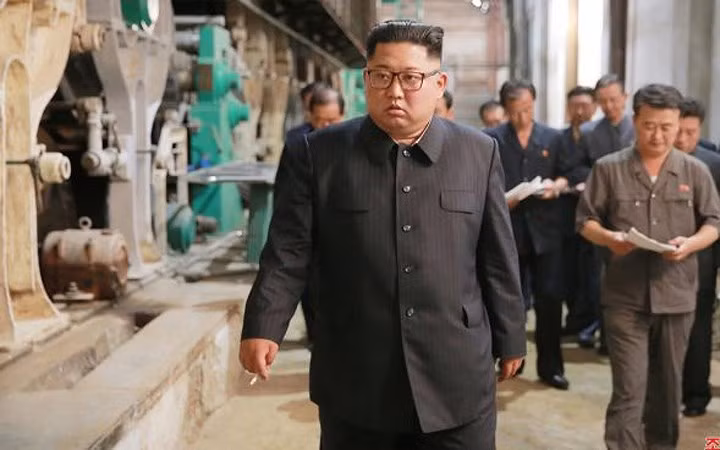 Ông Kim Jong-un đã bày tỏ sự không hài lòng khi đến thăm nhà máy này, cho rằng những trang thiết bị “quý giá” đã bị các công nhân để trong một phân xưởng tồi tàn “như chuồng ngựa”.