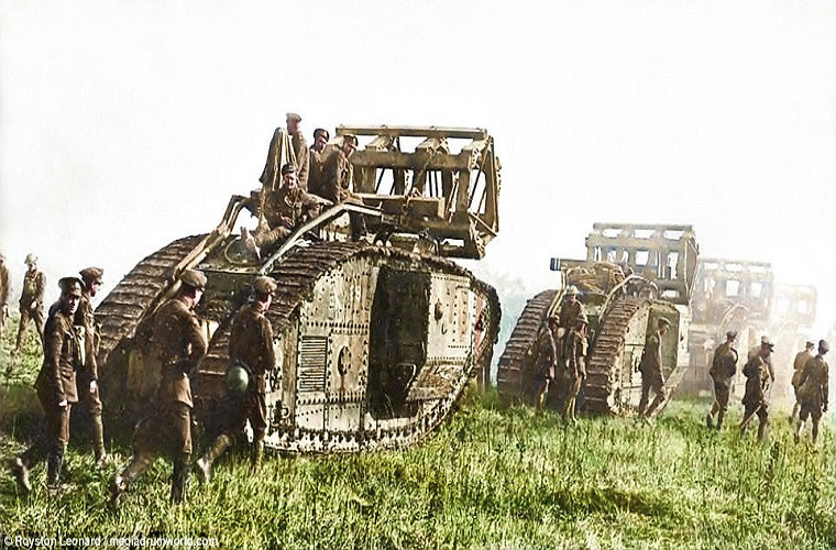 Càng về cuối cuộc chiến xe tăng càng được sử dụng rộng rãi hơn và được nâng cấp cho phù hợp với yêu cầu của chiến trường như giáp dày hơn, súng to hơn và quan trọng là chạy nhanh hơn. Ở thời kỳ này một chiếc xe tăng nặng 30 tấn mà có thể di chuyển với tốc độ 10km/h đã được gọi là kỳ tích. Nguồn ảnh” Daily Mail.