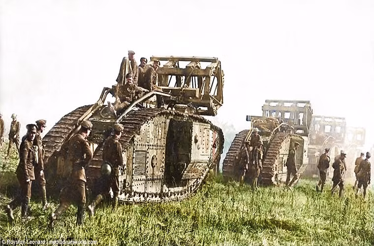 Càng về cuối cuộc chiến xe tăng càng được sử dụng rộng rãi hơn và được nâng cấp cho phù hợp với yêu cầu của chiến trường như giáp dày hơn, súng to hơn và quan trọng là chạy nhanh hơn. Ở thời kỳ này một chiếc xe tăng nặng 30 tấn mà có thể di chuyển với tốc độ 10km/h đã được gọi là kỳ tích. Nguồn ảnh” Daily Mail.