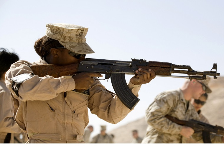 Để giải quyết vấn đề tốc độ bắn quá nhanh, các nhà thiết kế Mỹ đã đưa ra giải pháp làm yếu lò xo của bộ phận đẩy về. Tuy nhiên, cải tiến này lại trở thành một thảm họa, súng thường xuyên bị kẹt đạn do lò xo đẩy về không hết.