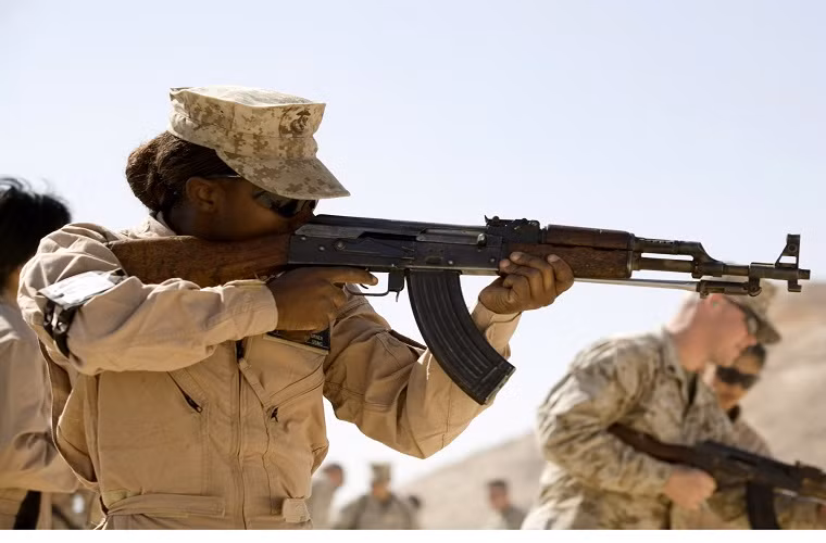 Để giải quyết vấn đề tốc độ bắn quá nhanh, các nhà thiết kế Mỹ đã đưa ra giải pháp làm yếu lò xo của bộ phận đẩy về. Tuy nhiên, cải tiến này lại trở thành một thảm họa, súng thường xuyên bị kẹt đạn do lò xo đẩy về không hết.