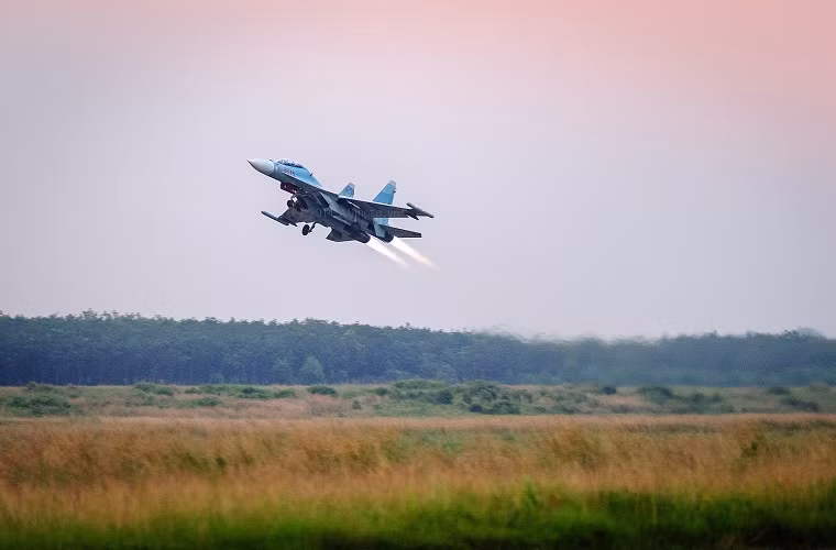 Không quân Nga hiện vẫn đang sử dụng loại tiêm kích đa năng Su-30, trong đó có phiên bản mới Su-30M.