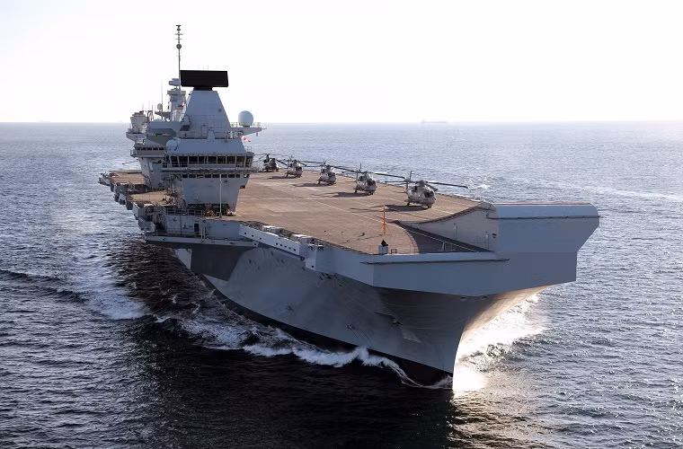 Mặc dù hoạt động của HMS Queen Elizabeth tại Thái Bình Dương gần như chỉ mang tính hình thức khi nó còn chưa hoàn tất quá trình thử nghiệm trên biển, thậm chí còn không được trang bị chiến đấu cơ. Nhưng “chuyến đi” này ít nhiều sẽ giúp thủy thủ đoàn của tàu sân bay Anh “học hỏi” được nhiều thứ đối với việc vận hành một cỗ máy chiến tranh như HMS Queen Elizabeth. Nguồn ảnh: Defence Journal.