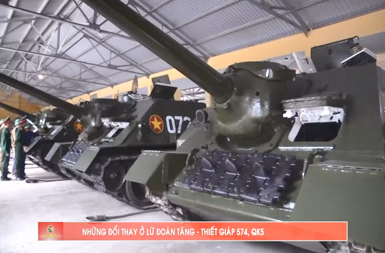 Ở thời điểm hiện tại, Việt Nam là một trong những quốc gia hiếm hoi vẫn còn biên chế pháo tự hành chống tăng SU-100 trong trang bị, thậm chí chúng ta còn bảo quản và duy tu chúng như mới sẵn sàng cho nhiệm vụ huấn luyện và sẵn sàng chiến đấu. Nguồn ảnh: Truyền hình khu 5.