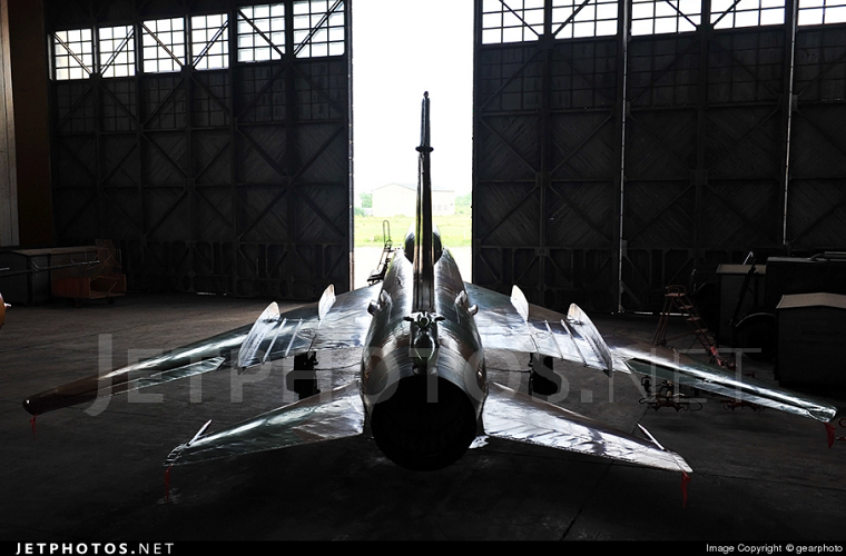 Những người dân địa phương cho biết, vào khoảng 8 giờ 30 phút sáng ngày 9/8/2006, khi chiếc Su-22 bay tới địa phận trên thì có thể gặp sự cố, máy bay đảo 2 lần chông chênh trên không, sau đó đâm thẳng vào núi Hòn Khô và bốc cháy. Nguồn ảnh: Jetphotos.net