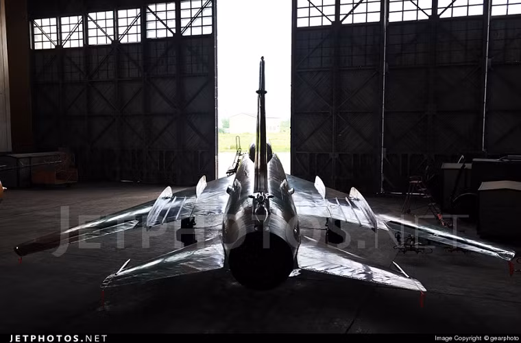 Những người dân địa phương cho biết, vào khoảng 8 giờ 30 phút sáng ngày 9/8/2006, khi chiếc Su-22 bay tới địa phận trên thì có thể gặp sự cố, máy bay đảo 2 lần chông chênh trên không, sau đó đâm thẳng vào núi Hòn Khô và bốc cháy. Nguồn ảnh: Jetphotos.net