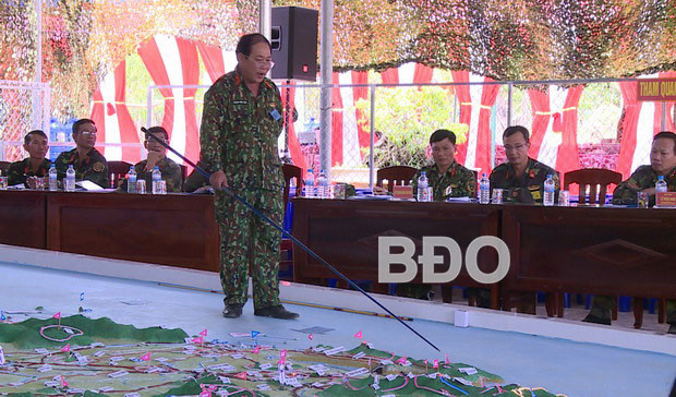 Chỉ huy trưởng Bộ CHQS tỉnh thông qua quyết tâm tác chiến phòng thủ trên sa bàn.. Ảnh: Hồng Phúc.
