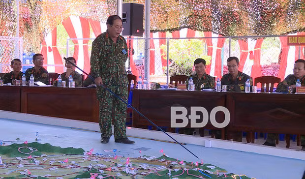 Chỉ huy trưởng Bộ CHQS tỉnh thông qua quyết tâm tác chiến phòng thủ trên sa bàn.. Ảnh: Hồng Phúc.