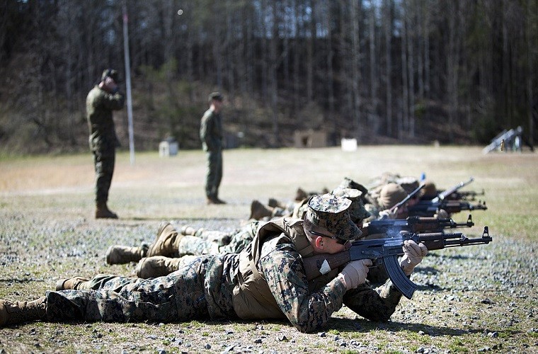 Để chứng minh nhận định của vị chuyên gia Mỹ, một cuộc tái đấu giữa khẩu AK-47 và M-16 đã diễn ra. Cuộc so tài được thực hiện bởi cựu binh Mỹ từng tham chiến tại Việt Nam, diễn viên nổi tiếng Mỹ R. Lee Ermey và các đồng ngũ của mình. Mục đích của màn so tài này nhằm so sánh, khẩu súng nào tốt hơn, AK47 hay M16?