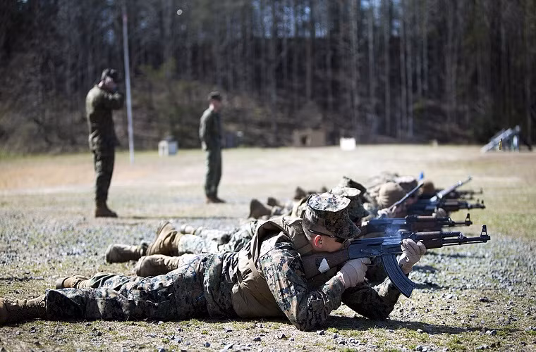 Để chứng minh nhận định của vị chuyên gia Mỹ, một cuộc tái đấu giữa khẩu AK-47 và M-16 đã diễn ra. Cuộc so tài được thực hiện bởi cựu binh Mỹ từng tham chiến tại Việt Nam, diễn viên nổi tiếng Mỹ R. Lee Ermey và các đồng ngũ của mình. Mục đích của màn so tài này nhằm so sánh, khẩu súng nào tốt hơn, AK47 hay M16?