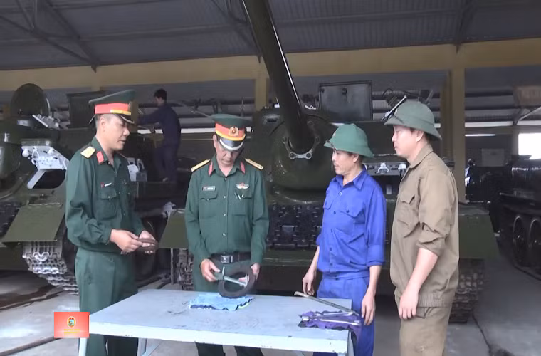 Đây là một trong những hỏa lực pháo cơ động mạnh mẽ nhất của Quân đội Nhân dân Việt Nam. Tuy có “tuổi đời” tương đối cao, nhưng nhờ “bàn tay vàng” của thợ kỹ thuật Việt Nam mà những chiếc SU-100 vẫn giữ được phong độ vốn có của mình. Nguồn ảnh: Truyền hình khu 5.