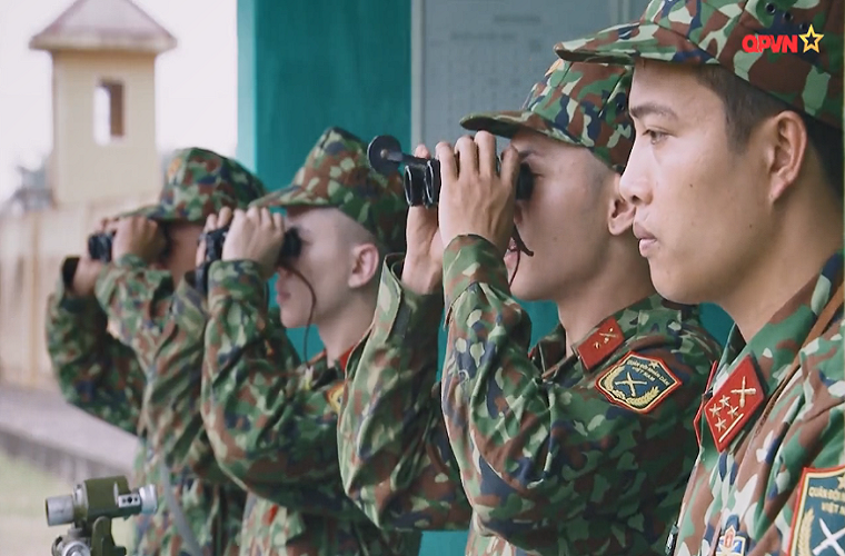 Ba nhân vật khách mời trong chương trình của chúng ta sẽ được thử thách ở vị trí người chỉ huy làm sao trong thời gian nhanh nhất tính toán tọa độ mục tiêu chỉ huy khẩu đội pháo tiêu diệt các mục tiêu giả định trên sa bàn đảm bảo chính xác, đúng thời cơ. Nguồn ảnh: QPVN.