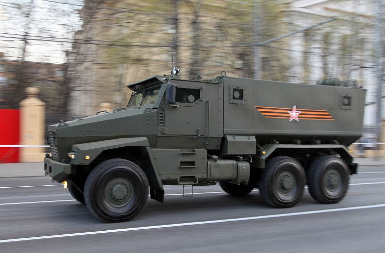 Ở bức ảnh này ta có thể thấy rõ bình nhiên liệu của Typhoon-U được đặt ngay vị trí tiếp giáp giữa khoang chở quân và cabin, rất có thể ngọn lửa trong vụ tai nạn đã bốc lên từ đây. Nguồn ảnh: Pinterest.