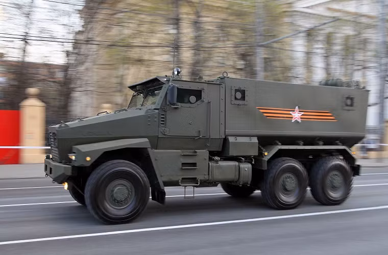 Ở bức ảnh này ta có thể thấy rõ bình nhiên liệu của Typhoon-U được đặt ngay vị trí tiếp giáp giữa khoang chở quân và cabin, rất có thể ngọn lửa trong vụ tai nạn đã bốc lên từ đây. Nguồn ảnh: Pinterest.