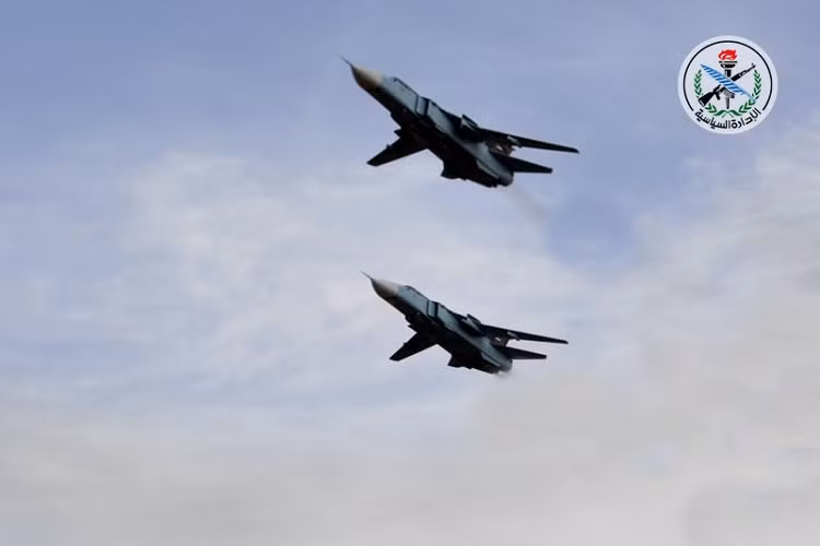 Sở dĩ nói như vậy là bởi trong giai đoạn từ năm 2015-2016 có thông tin Nga đã bí mật hỗ trợ Syria nâng cấp phi đội tiêm kích bom Su-24M2 của nước này nhưng không rõ gói nâng cấp này là gì. Trong khi đó Su-24Mk của Không quân Syria chỉ mới được nâng cấp lên Su-24M2 trong năm 2013. Nguồn ảnh: @Syr_Mil_Wik.