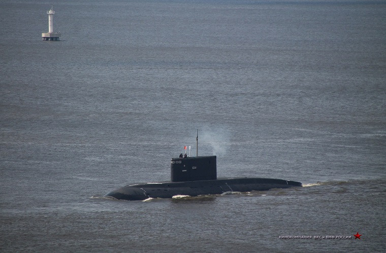Với quy mô của cảng Saint Petersburg tàu ngầm hạt nhân khó có thể di chuyển vào sâu trong thành phố nên đại diện cho lực lượng tàu ngầm là một tàu ngầm tấn công thường lớp Kilo thuộc Project 877. Nguồn ảnh: sevmash.ru.