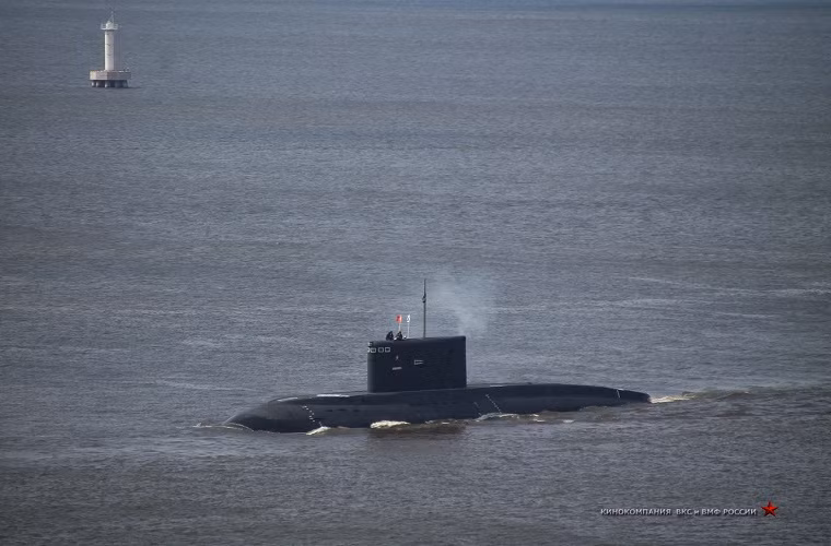 Với quy mô của cảng Saint Petersburg tàu ngầm hạt nhân khó có thể di chuyển vào sâu trong thành phố nên đại diện cho lực lượng tàu ngầm là một tàu ngầm tấn công thường lớp Kilo thuộc Project 877. Nguồn ảnh: sevmash.ru.