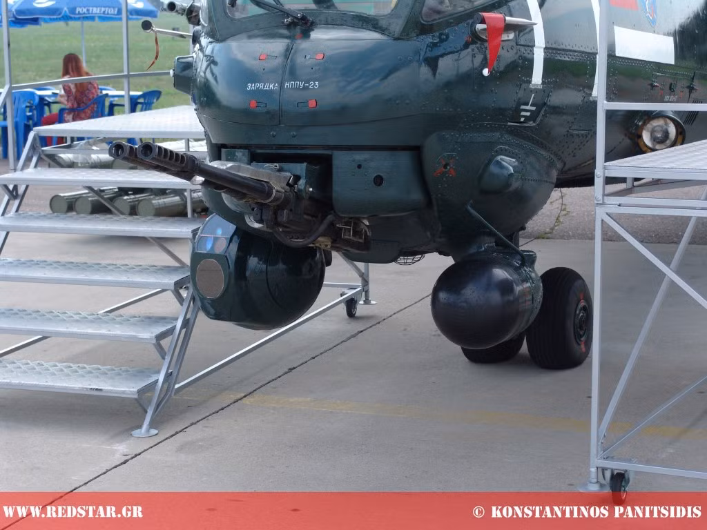 Hai nòng súng ở mũi máy bay.