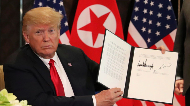 Tổng thống Trump công bố tuyên bố chung giữa ông và nhà lãnh đạo Kim Jong Un. Ảnh: Reuters.