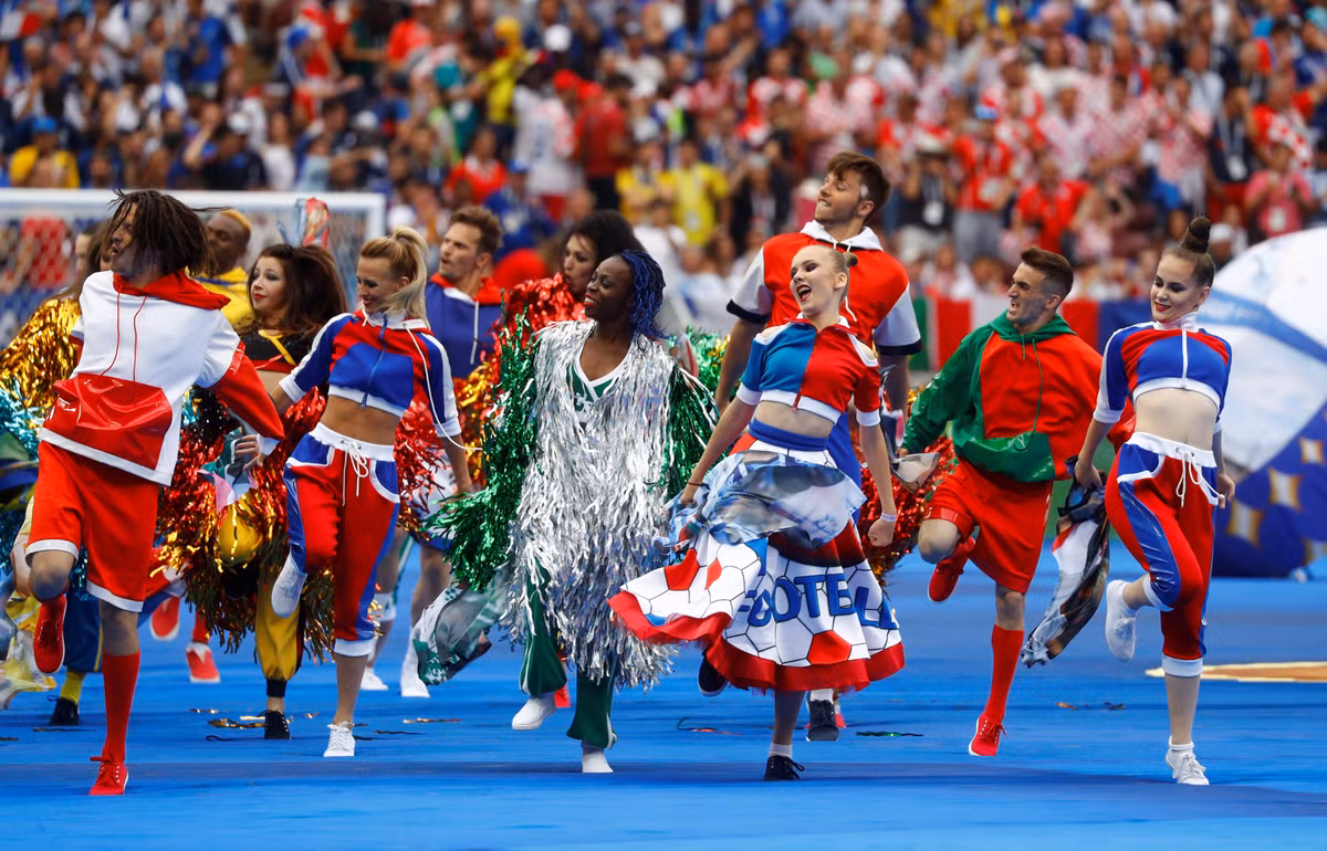 Sau thời gian khởi động, cầu thủ 2 đội tạm nhường sân khấu cho lễ bế mạc World Cup hoành tráng của nước chủ nhà Nga. Các vũ công trong những trang phục màu sắc rực rỡ khuấy động hơn hàng vạn khán giả trên khán đài.