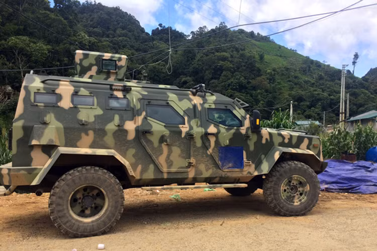 Xe không được vũ trang mạnh như các biến thể quân sự hay tăng cường thêm giáp mở rộng nhằm tăng tính cơ động. Dù có thiết kế hầm hố và trông có vẻ to lớn hơn thế nhưng IAG Guardian lại có trọng lượng nhẹ hơn hẳn Shinjeong S5 với thông số kỹ thuật là lần lượt là 8 tấn so với 11,6 tấn. Nguồn ảnh: Soha.