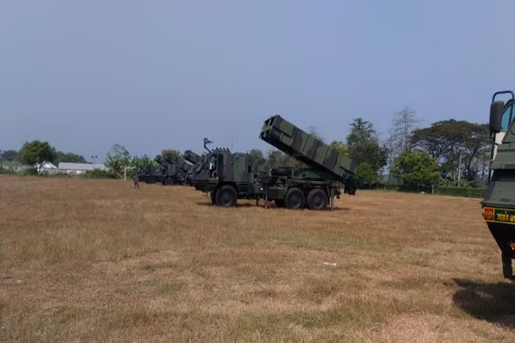 Có một điều khá bất ngờ là pháo phản lực phóng loạt Astros II lại do Brazil phát triển từ đầu những năm 1960 nhưng vẫn liên tục được nâng cấp và cải tiến kể từ đó cho tới nay. Hiện tại ở Đông Nam Á đang có khoảng 90 hệ thống phóng di động Astros II chưa bao gồm hệ thống chỉ huy tác chiến. Nguồn ảnh: Kostrad.