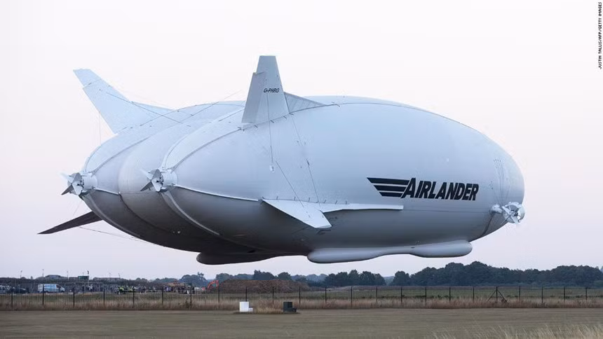  HAV Airlander 10: là một thiết kế kết hợp giữa máy bay và khí cầu. Nó dài 92 m, rộng 43,5 m, trọng lượng rỗng 20 tấn. Ban đầu Airlander 10 được chế tạo cho quân đội Mỹ nhưng đang được chuyển mục đích phục vụ dân sự. Airlander 10 cấu hình thương mại có thể chở theo 19 hành khách, bên trong có quầy bar, phòng ngủ, phòng tắm riêng. Khách hàng có thể trải nghiệm cuộc sống trên không trong 3 ngày.