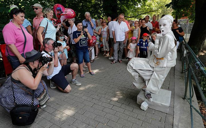 … để có thể tạo được hiệu ứng “bất động như tượng” khiến khán giả thích thú.