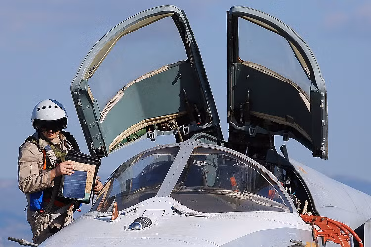 Mặc dù cùng sử dụng phiên bản Su-24M2 như nhau thế nhưng Su-24M2 của Syria lại lạc hậu hơn rất nhiều so với của Nga nhất là về trang thiết bị điện tử, như hệ thống điều khiển hỏa lực hay dẫn đường. Nguồn ảnh: Sputnik.