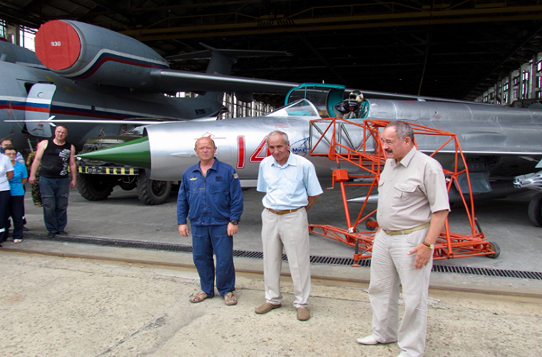 Mặc dù hiện tại MiG-21bis hay các biến thể tương tự không còn phục vụ trong Không quân Nga nhiều thập kỷ nhưng với những người công nhân, kỹ sư hàng không Nga nó vẫn có một vị trí đặc biệt trong tim họ. Nguồn ảnh: mir.ru.