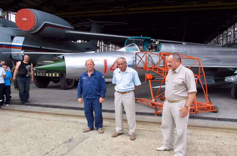 Mặc dù hiện tại MiG-21bis hay các biến thể tương tự không còn phục vụ trong Không quân Nga nhiều thập kỷ nhưng với những người công nhân, kỹ sư hàng không Nga nó vẫn có một vị trí đặc biệt trong tim họ. Nguồn ảnh: mir.ru.