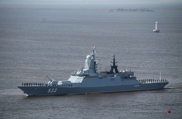 Sau đó là gương mặt đại diện cho một lực lượng hải quân Nga đang từng bước được hiện đại hóa tàu hộ vệ mang tên lửa lớp Steregushchiy thuộc Project 20380 của Hạm đội Baltic. Nguồn ảnh: sevmash.ru.
