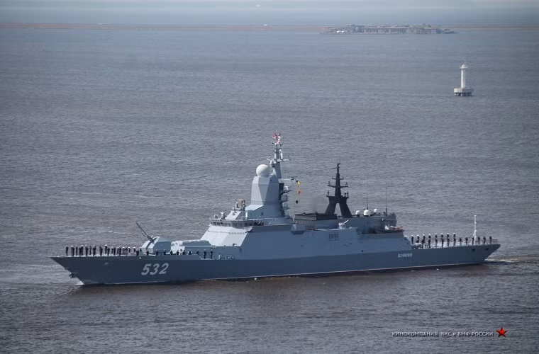 Sau đó là gương mặt đại diện cho một lực lượng hải quân Nga đang từng bước được hiện đại hóa tàu hộ vệ mang tên lửa lớp Steregushchiy thuộc Project 20380 của Hạm đội Baltic. Nguồn ảnh: sevmash.ru.