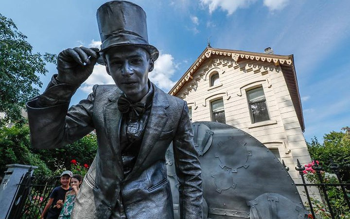 Tượng sống mang tên “Ngài thống đốc”.