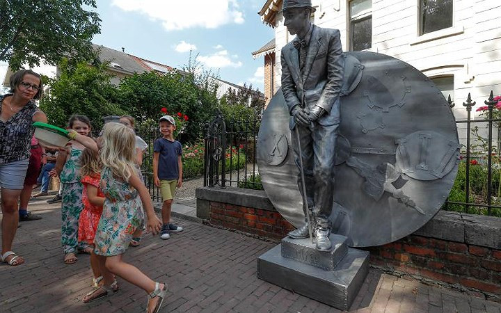 Lễ hội tượng sống “Statues en Marche” ở Marche-en-Famenne thu hút hơn 50.000 khách tham quan.