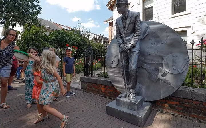 Lễ hội tượng sống “Statues en Marche” ở Marche-en-Famenne thu hút hơn 50.000 khách tham quan.