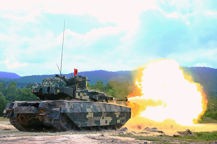 Về mặt hỏa lực T-84 Oplot-M được trang bị pháo chính 125mm KBA-3 có khả năng bắn tên lửa chống tăng qua nòng, cùng với đó là hệ thống động cơ diesel mạnh mẽ KMDB 6TD-2 1.200 mã lực cho phép chiếc xe tăng nặng 46 tấn này di chuyển với tốc độ tối đa lên đến 70km/h. Tầm hoạt động của T-84 Oplot-M vào khoảng hơn 500km quá đủ với yêu cầu tác chiến của Lục quân Thái Lan hiện tại. Nguồn ảnh: thaidefense-news.