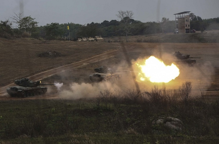 Do được thiết kế từ thời chiến tranh Lạnh và người tiền nhiệm của xe tăng M1 Abrams của Quân đội Mỹ hiện tại, M60 được trang bị pháo chính khá khiên tốn chỉ 105mm M68, kết hợp với đó là động cơ diesel 750 mã lực để vận hành cỗ máy nặng hơn 50 tấn này. Tốc độ di chuyển của M60 khá chậm chỉ gần 50km/h với tầm hoạt động 500km. Nguồn ảnh: thaidefense-news.