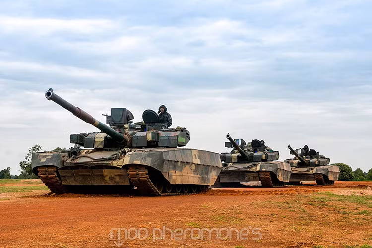 Theo đó, lực lượng xe tăng Thái Lan xuất hiện trở lại trên bảng xếp hạng xe tăng Đông Nam Á khi họ có kế hoạch hiện đại hóa lực lượng này từ năm 2010, mà bước đầu tiên chính là hợp đồng mua 49 xe tăng chiến đấu chủ lực T-84 Oplot-M trị giá hơn 215 triệu USD từ Ukraine. Trong ảnh là một chiếc T-84 của Thái Lan trong một lễ duyệt binh gần đây. Nguồn ảnh: thaidefense-news.