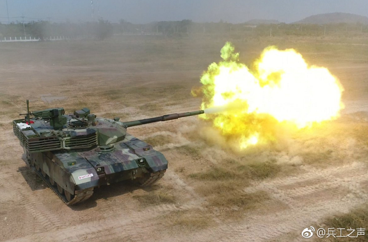Mặc dù xe tăng xuất khẩu của Trung Quốc từ trước cho đến nay không được đánh giá cao thế nhưng VT-4 cũng có những thế mạnh riêng của mình nhất là với mức giá hấp dẫn của nó vào khoảng 4 triệu USD cho mỗi chiếc. Đổi lại Thái Lan sẽ có một chiếc xe tăng được trang bị pháo nòng trơn 125mm, động cơ diesel 1,300 mã lực, hệ thống vũ khí của nó cũng được tự động hóa hoàn toàn kể cả súng máy phòng không 12.7mm trên tháp pháo. Nguồn ảnh: thaidefense-news.