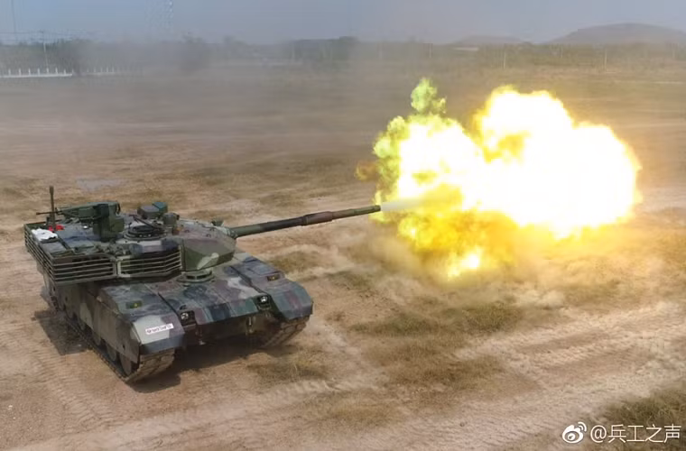 Mặc dù xe tăng xuất khẩu của Trung Quốc từ trước cho đến nay không được đánh giá cao thế nhưng VT-4 cũng có những thế mạnh riêng của mình nhất là với mức giá hấp dẫn của nó vào khoảng 4 triệu USD cho mỗi chiếc. Đổi lại Thái Lan sẽ có một chiếc xe tăng được trang bị pháo nòng trơn 125mm, động cơ diesel 1,300 mã lực, hệ thống vũ khí của nó cũng được tự động hóa hoàn toàn kể cả súng máy phòng không 12.7mm trên tháp pháo. Nguồn ảnh: thaidefense-news.