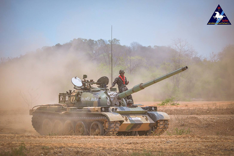 Khác với những biến thể Type 59 khác, Type 59-II của Thái Lan được trang bị pháo chính 105mm Royal Ordnance L7 theo chuẩn NATO bao gồm cả thiết bị điện tử. Nó được trang bị một động cơ diesel 520 mã lực có tốc độ di chuyển tối đa vào khoảng 50km/h với tầm hoạt động hơn 480km. Trọng lượng chiếc đấu của chiếc xe tăng này chỉ vào khoảng hơn 36 tấn. Nguồn ảnh: thaidefense-news.