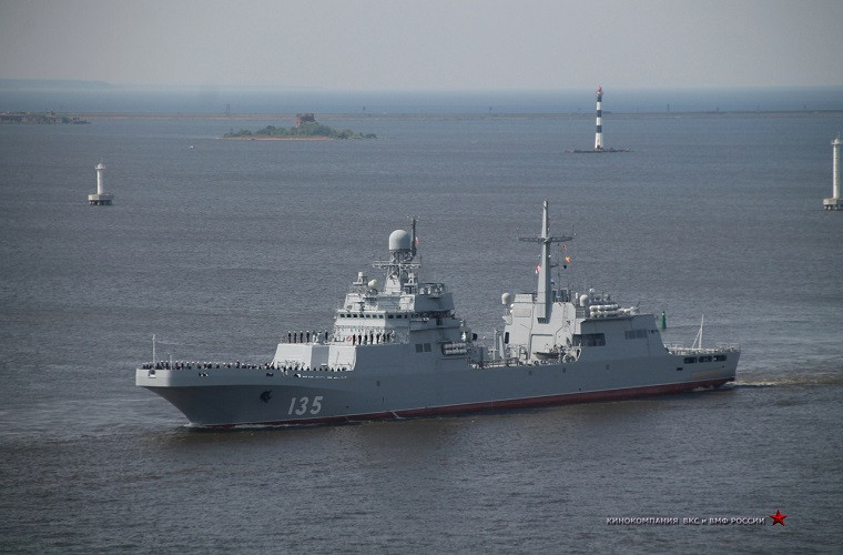 Được biên chế cùng lúc với tàu Đô đốc Kasatonov để chuẩn bị cho lễ duyệt binh 29/7 tại Saint Petersburg là tàu vận tải hạng nặng lớp Ivan Gren thuộc Project 11711 của Hạm đội Biển Bắc. Nguồn ảnh: sevmash.ru.