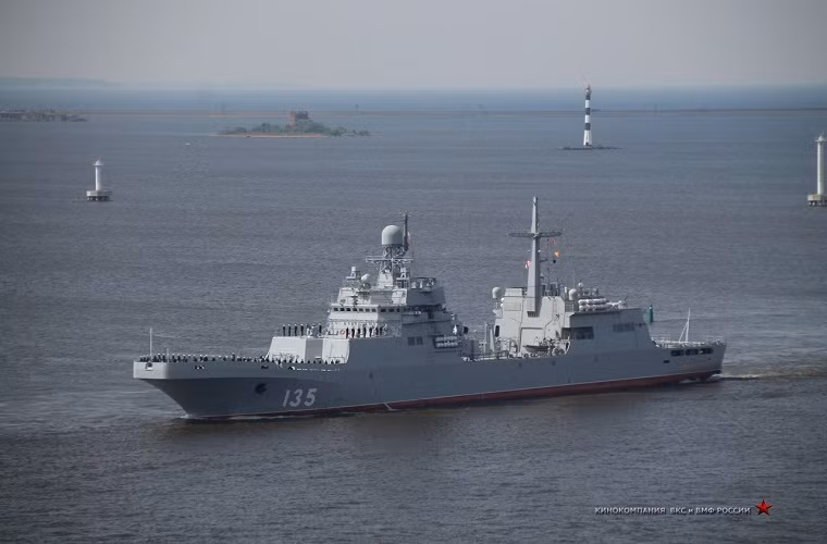 Được biên chế cùng lúc với tàu Đô đốc Kasatonov để chuẩn bị cho lễ duyệt binh 29/7 tại Saint Petersburg là tàu vận tải hạng nặng lớp Ivan Gren thuộc Project 11711 của Hạm đội Biển Bắc. Nguồn ảnh: sevmash.ru.