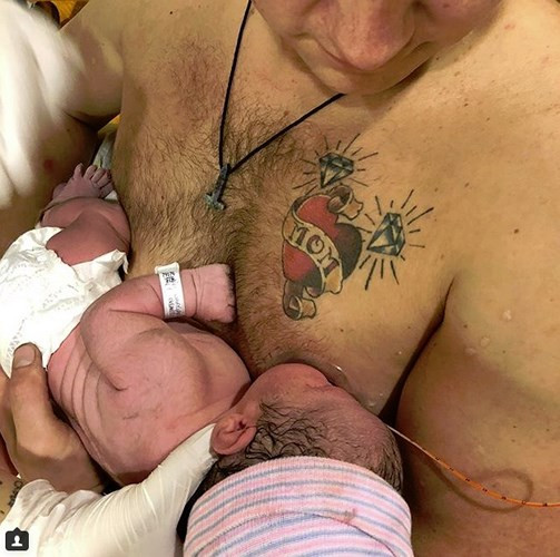 Trên ngực trái của Neubauer có săm chữ Mom có nghĩa là mẹ.