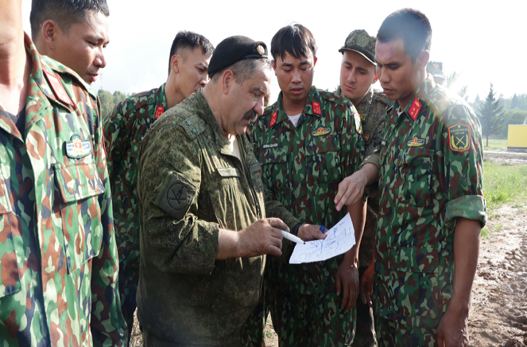 Hình ảnh đội tuyển Việt Nam luyện tập với xe tăng T-72B3 cũng xuất hiện trên các trang mạng quân sự nổi tiếng của Nga và các thành viên của đội tuyển bước đầu đã được làm quen với một trong những chiếc xe tăng hiện đại nhất của Quân đội Nga. Hình ảnh thành viên đội tuyển Việt Nam huấn luyện với T-72B3 nhiều khả năng là trên thao trường Alabino. Nguồn ảnh: Marinir.otvaga2004.