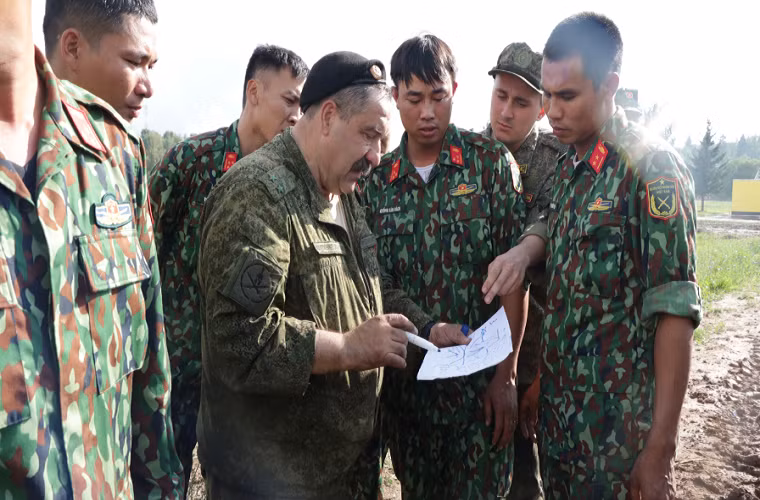 Hình ảnh đội tuyển Việt Nam luyện tập với xe tăng T-72B3 cũng xuất hiện trên các trang mạng quân sự nổi tiếng của Nga và các thành viên của đội tuyển bước đầu đã được làm quen với một trong những chiếc xe tăng hiện đại nhất của Quân đội Nga. Hình ảnh thành viên đội tuyển Việt Nam huấn luyện với T-72B3 nhiều khả năng là trên thao trường Alabino. Nguồn ảnh: Marinir.otvaga2004.