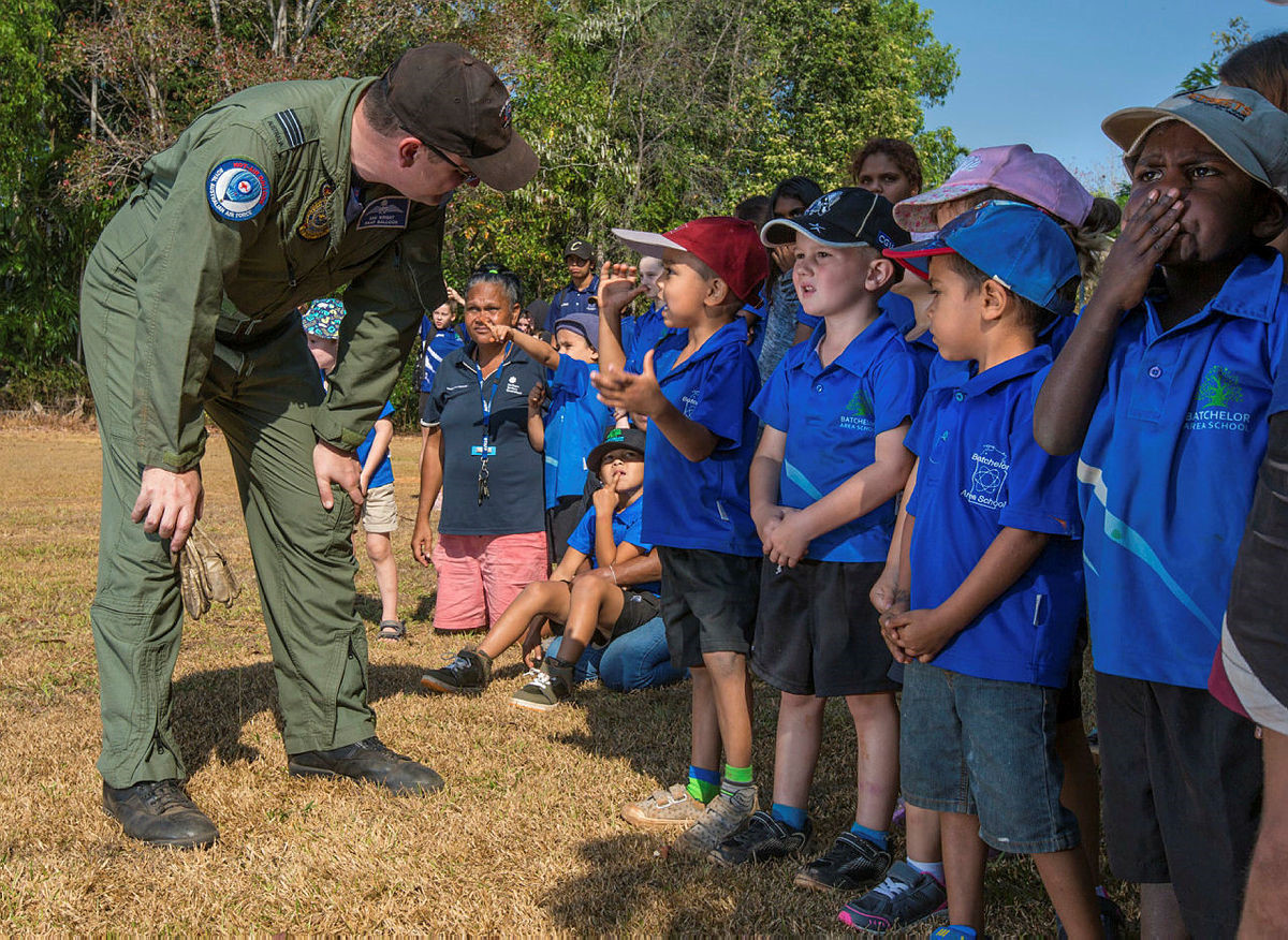 Một sĩ quan không quân RAAF trò chuyện với các em học sinh, một phần trong chương trình cộng đồng của cuộc tập trận. Ảnh: Bộ Quốc phòng Australia.