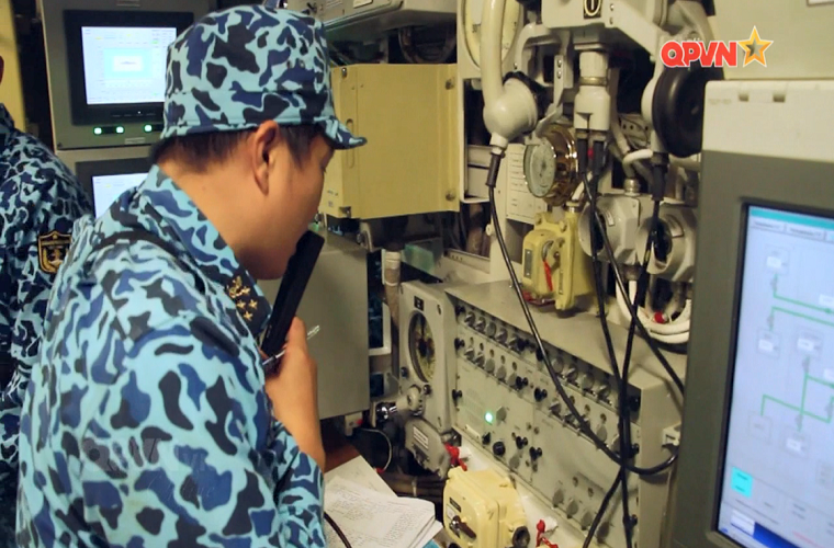 Cần phải nói thêm là tàu ngầm Kilo là loại tàu ngầm tấn công thông thường hiện đại hàng đầu của thế giới, còn được gọi với biệt danh " Hố đen" trong lòng đại dương do khả năng hoạt động cực êm, khó bị phát hiện. Chính vì đó mà Kilo được xem là một trong những vũ khí răn đe chiến lược của Quân chủng Hải quân. Hình ảnh bên trong một trong những tàu ngầm Kilo của Lữ đoàn 189 trong diễn tập bắn đạt thật năm 2017. Nguồn ảnh: QPVN.