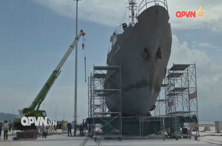 Và nhiệm vụ đặc biệt quan trọng này được Quân chủng Hải quân giao cho nhà máy X52, với mục tiêu Việt Nam có thể tự bảo dưỡng tàu ngầm từ năm 2019 ngay trong nước vốn đòi hỏi các công nghệ và quy trình phức tạp. Nguồn ảnh: QPVN.